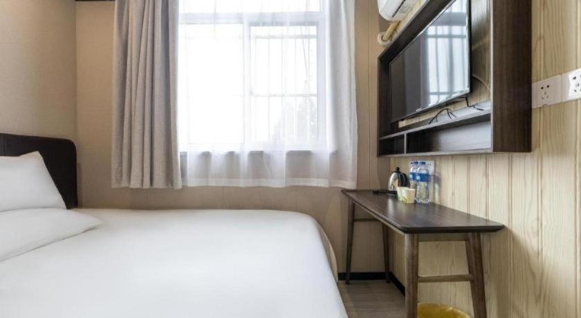 Hotel Hi Tianshan Road 2*