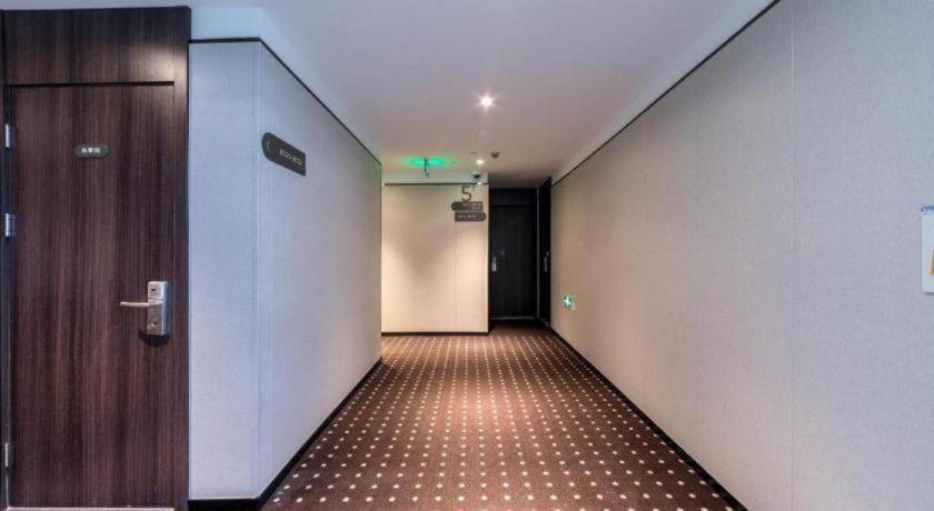 Hotel Hi Tianshan Road 2*